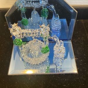 NIB Spun Glass Wishing Well & Swan on Mirror Base